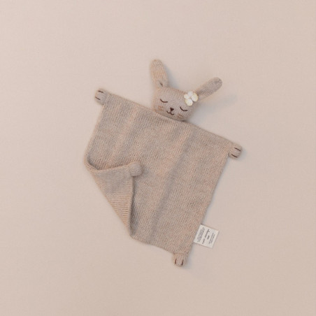 Doudou lapin plat tricoté sable Main Sauvage peluches bébé