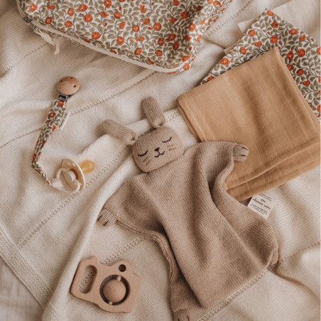 Doudou lapin plat tricoté sable Main Sauvage peluches bébé